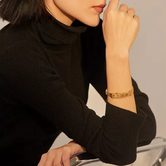 Chic Bangle Bracelet - Picture 6 of 8